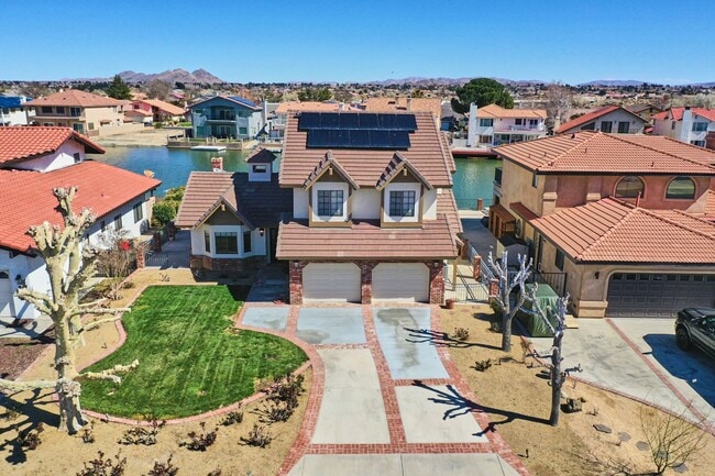 Building Photo - Spacious 3-Bedroom Lake House in Victorvil...