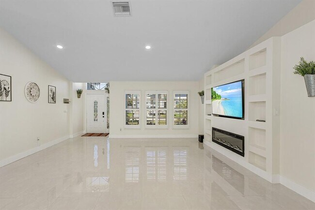 Building Photo - 2320 SW 21st St