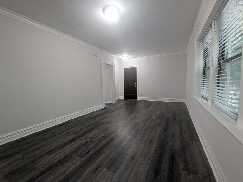 Building Photo - 5820 W Berteau Ave