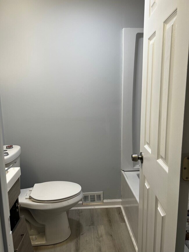 Building Photo - 145 Madison Dr