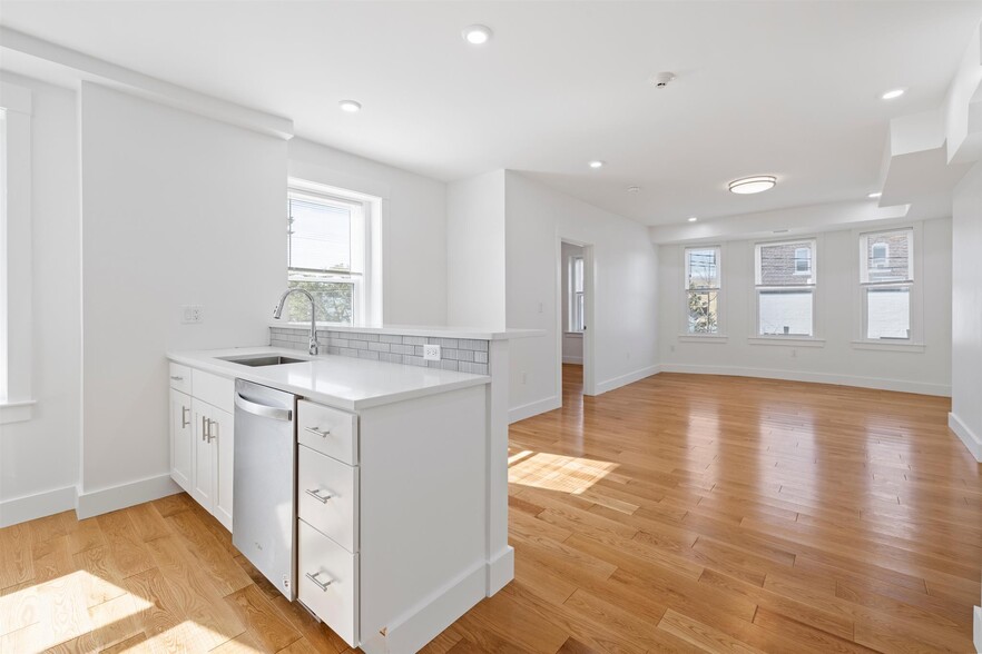 Primary Photo - 401 Columbia St