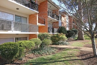 Building Photo - Student-Friendly 1800 JPA Garden Apartment Near UVA