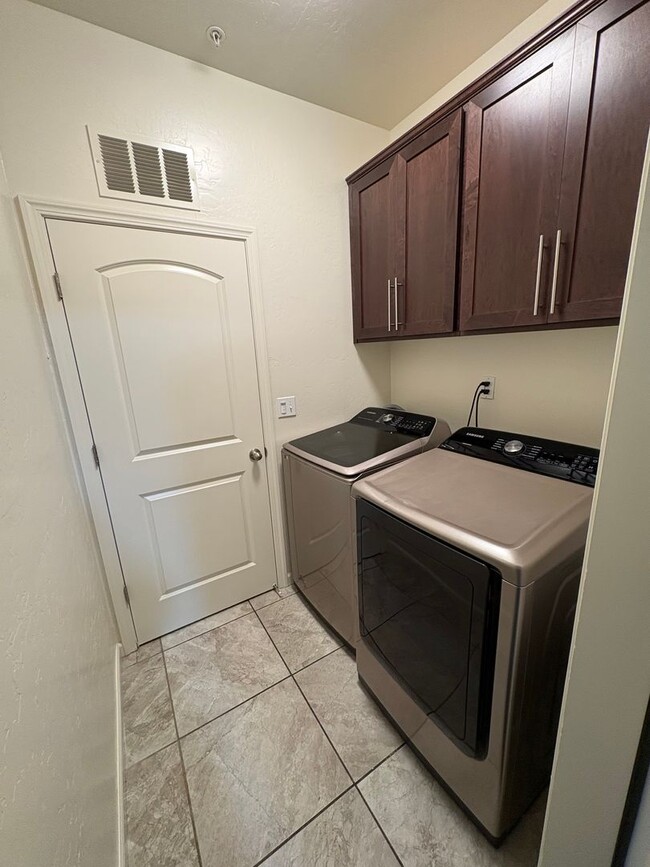 Building Photo - Beautiful home in a gated community Rent Ready!