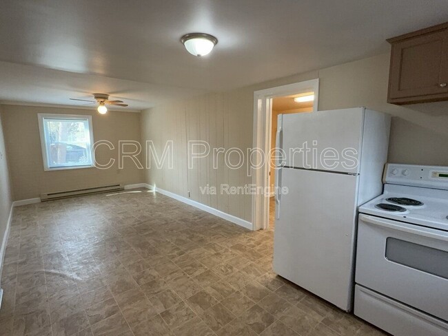 Building Photo - 823 N Western Ave