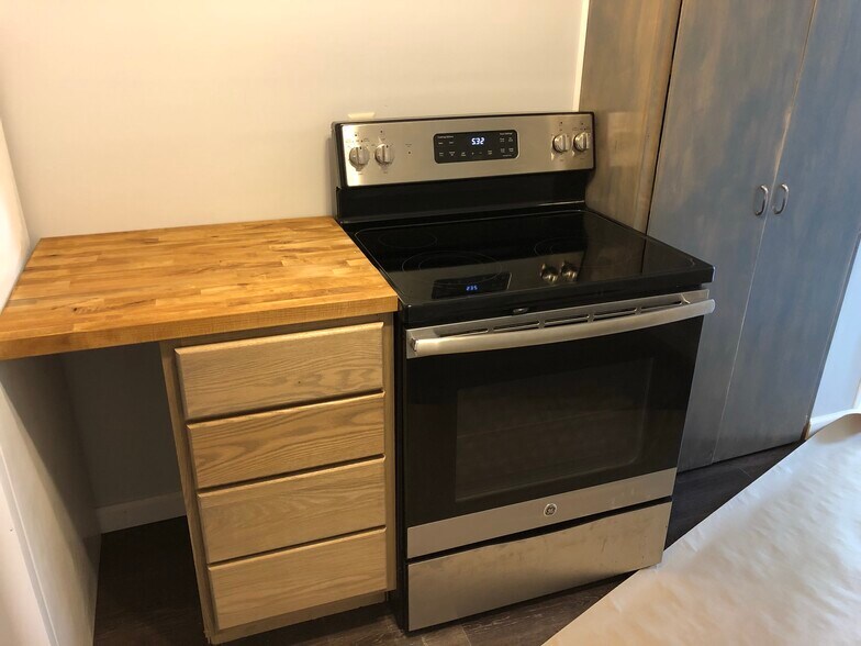 Brand new oven and pull out drawer with cutting board - 717 Liberty St