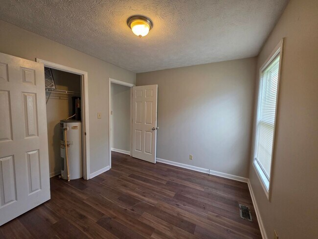 Building Photo - 1/2 OFF 1st Month's Rent!!