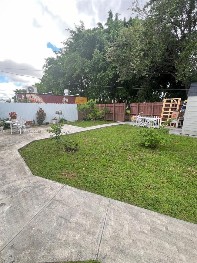 Building Photo - 1351 SW 70th Ave