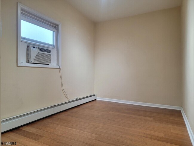 Building Photo - 26 W Price St