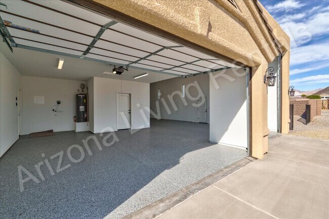 Building Photo - RV GARAGE HOME