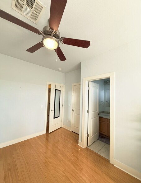 Building Photo - 13420 Lyndhurst St