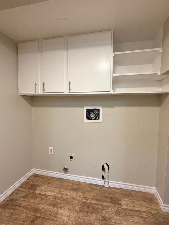 Building Photo - 3 Bedroom 2 Bath 2 Story Updated