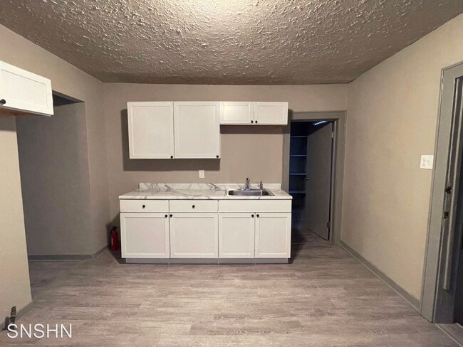 Building Photo - 2 br, 1 bath House - 422 E Locust