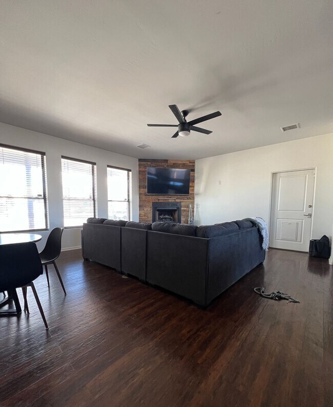 Building Photo - Charming , Single story 3 Bedroom , 2 Bath Home!