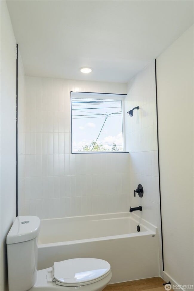 Building Photo - 2Bd/1.75Ba Seattle Townhome