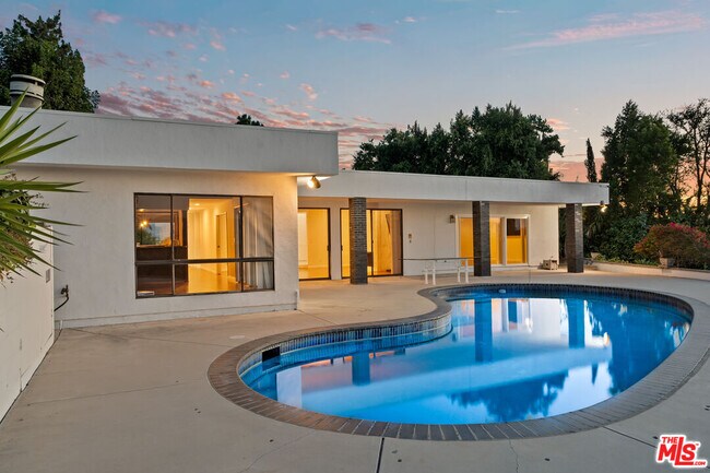 Building Photo - 3329 Dona Rosa Dr