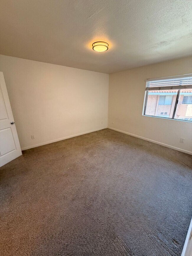 Building Photo - Updated 2 Bed, 2 Bathroom Condo For Rent w/ Parking! - South Coast Metro