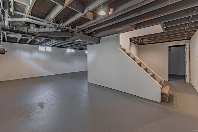 Building Photo - 2216 E Walnut St