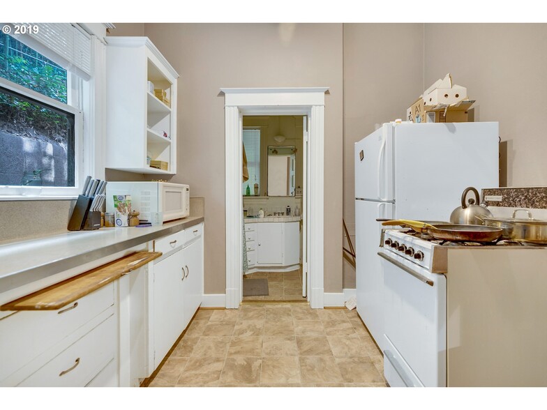 Building Photo - 1843 SW 16th Ave