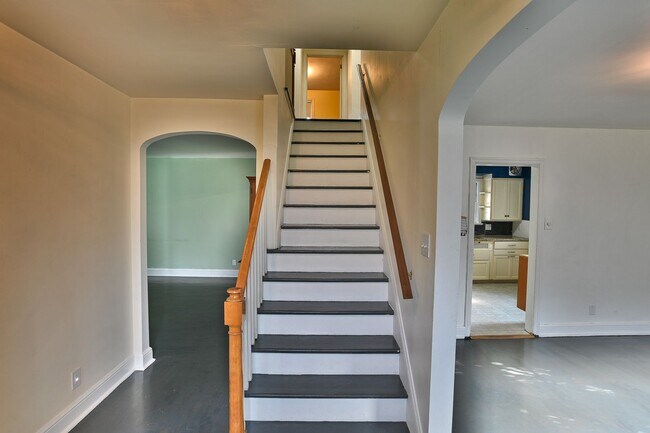 Building Photo - Beautiful Single Family in Bellevue Park