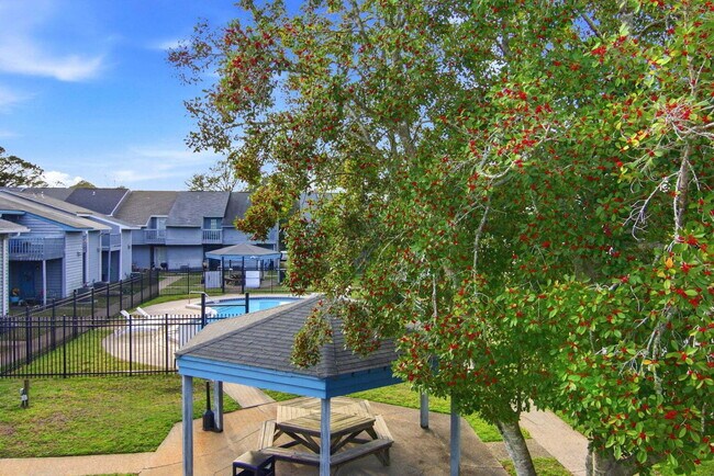 Building Photo - "Charming 2-Bed Townhouse Retreat in Fort Walton Beach – Perfect Comfort in 967 Sq Ft!"