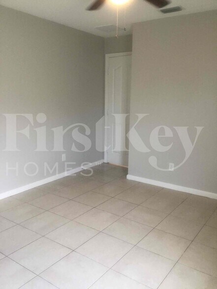 Building Photo - 662 SW Sandbar Terrace