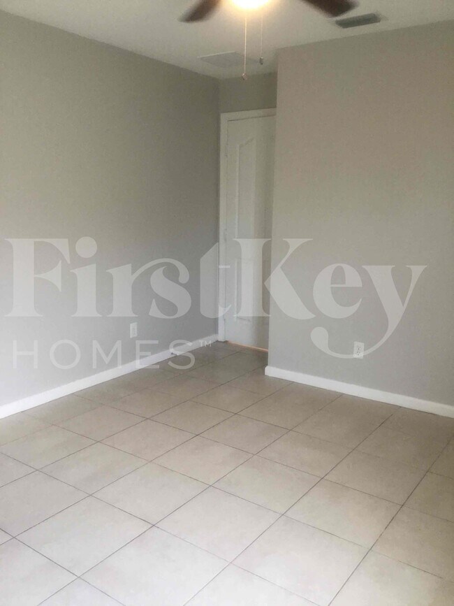 Building Photo - 662 SW Sandbar Terrace