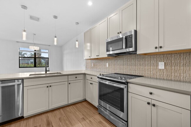 Building Photo - Vanderbilt Reserve Townhouse
