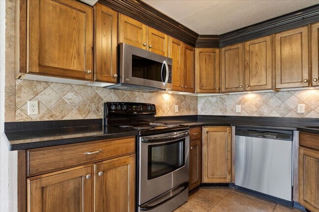 Building Photo - Perfect Family Home! 5 Beds, 3 Baths in Pl...