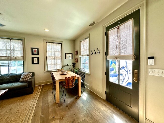 Building Photo - 3 Bedroom 2.5 Bath House in the hip Elliot...