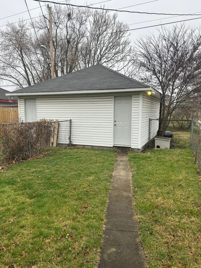 Building Photo - 4834 E 10th St