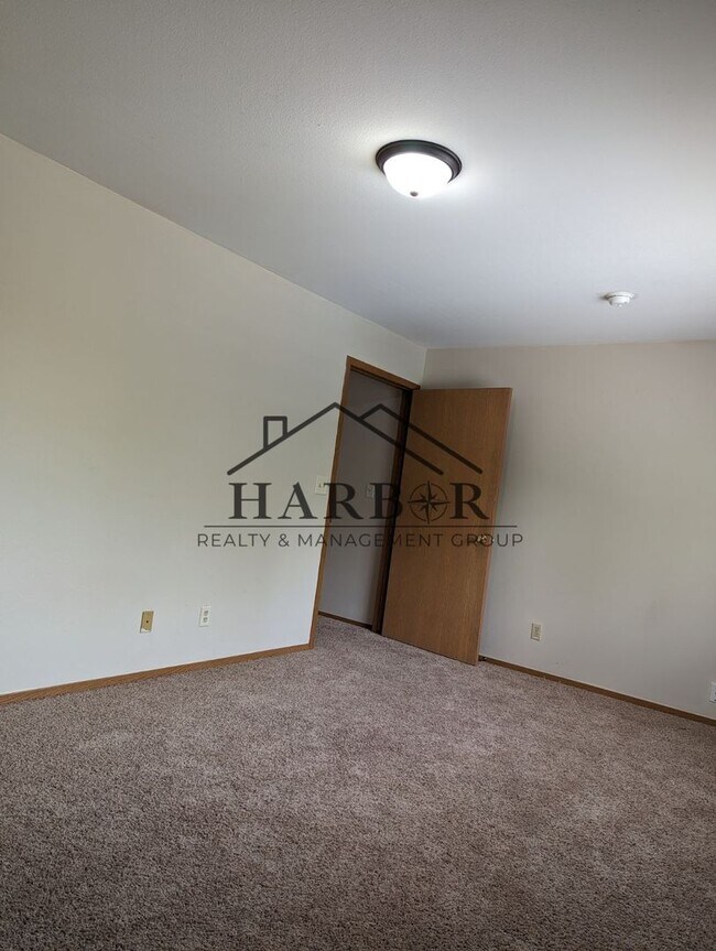 Building Photo - 2 Bedroom 1 Bath Partially Renovated - Cou...