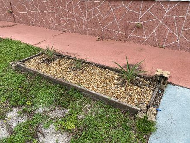 Building Photo - Excellent 2/1 Duplex in Desirable Area