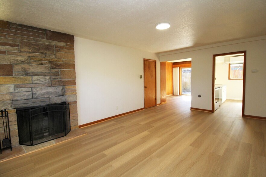 Building Photo - 3200-3236 SW Marigold St