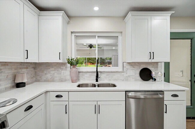 Building Photo - 2569 Richmar Dr