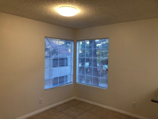 Building Photo - MOVE IN READY! 3 BEDROOM, 2 BATH CONDO IN ...