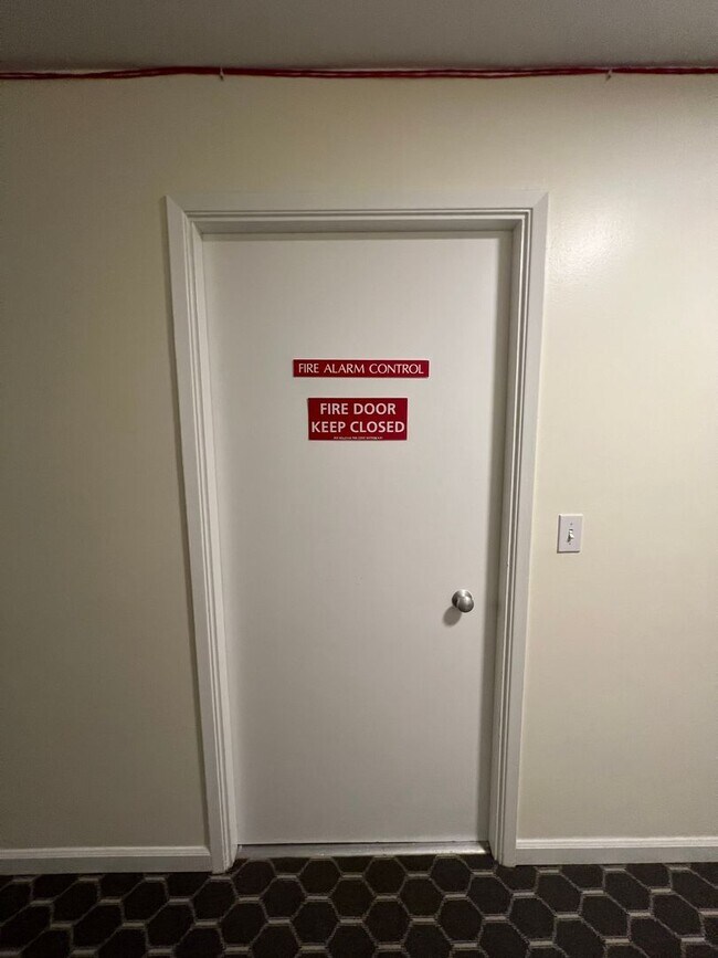 Building Photo - 2 Bed 1.5 Bath Condo Downtown Bellevue on Main Street