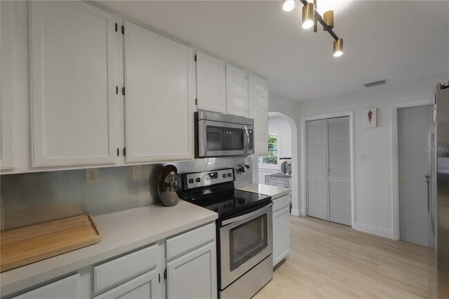 Building Photo - 702 Gray St S