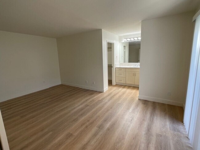 Building Photo - Thousand Oaks Totally Remodeled 3 Bed 2 Full Bath