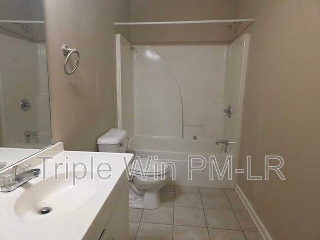 Building Photo - 12 Gold Meadow Loop