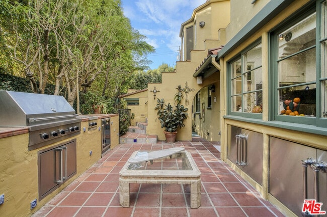 Building Photo - 707 N Bedford Dr