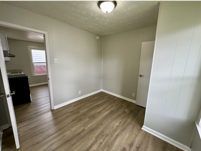 Building Photo - Fully remodeled cute cottage!