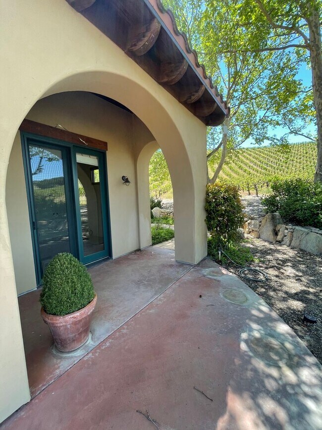 Building Photo - Gorgeous Wine Country 3 Bedroom 2 Bath Sin...