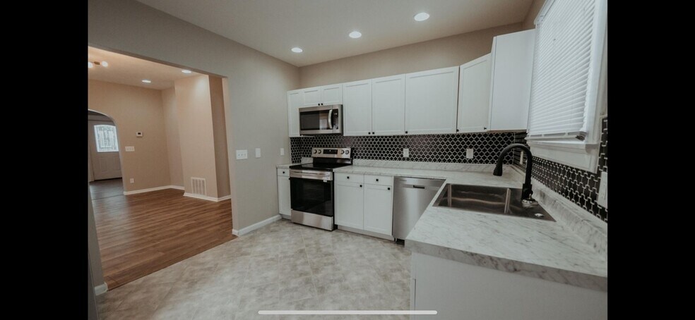 Building Photo - 637 S 44th St