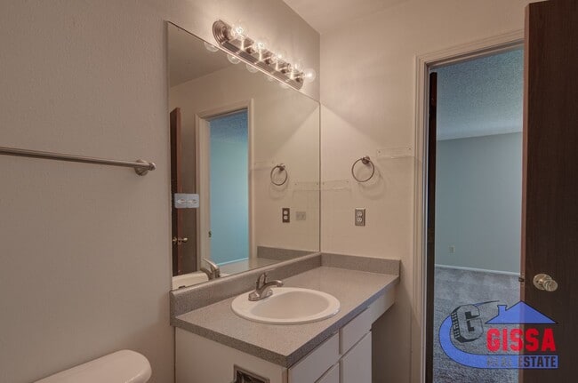 Building Photo - Cute townhome with 2 bedrooms - 1 1/2 bath...