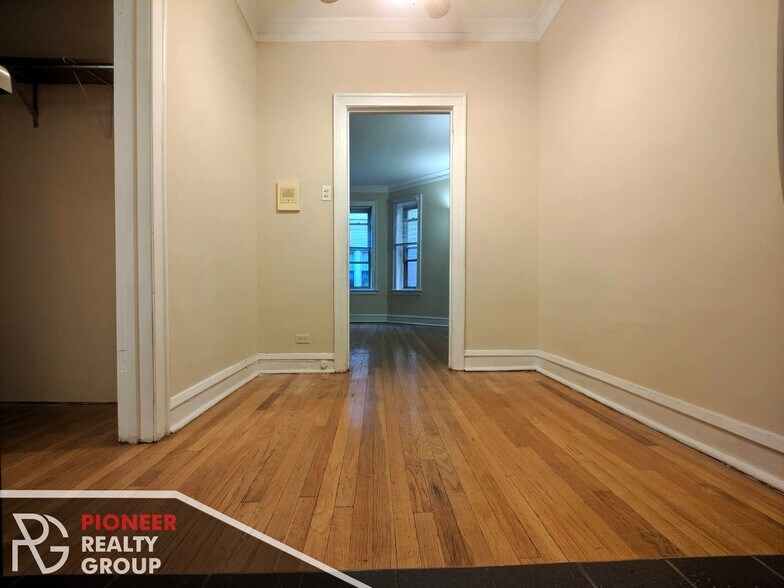 Building Photo - 4237 N Paulina St