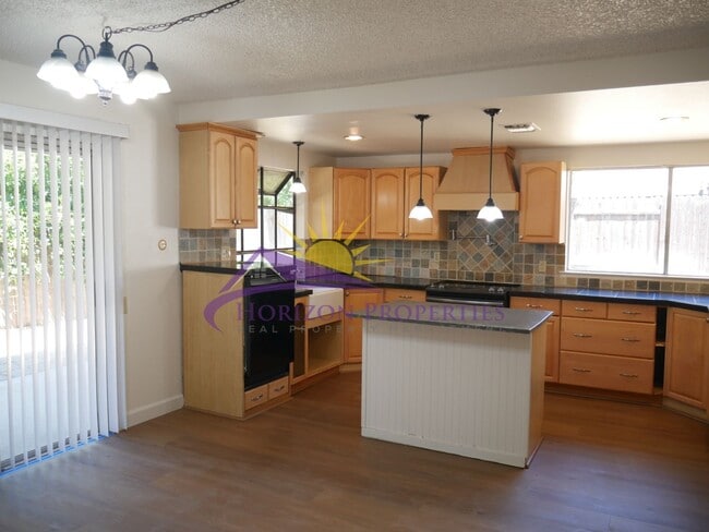 Building Photo - Open 4 Bed 2 Bath 1,407sqft Single Family Home