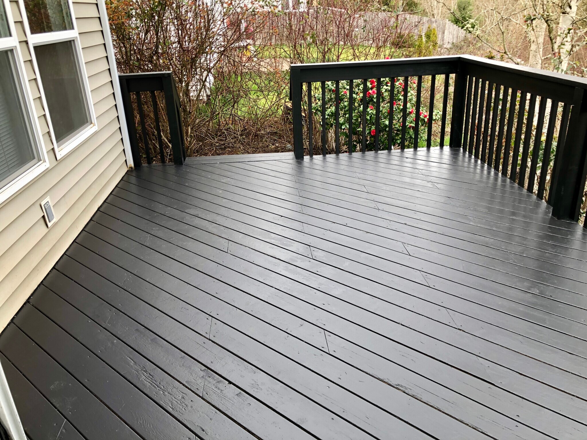 Large deck with extra storage to the left of yard - 1552 SE Ripplewood Ave