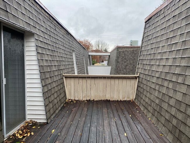 Building Photo - Large 2 Bed 2.5 Bath Apt in Green Hills - ...