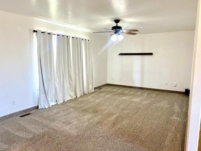 Building Photo - 465 Meadowlark Ln