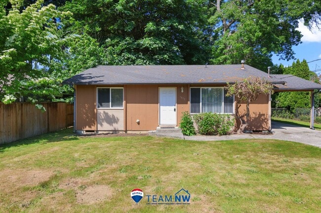 Primary Photo - Move in ready now! 3 bedroom rambler in NE...